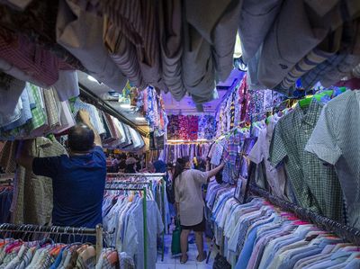 Serunya Thrifting Baju Lebaran di Pasar Senen