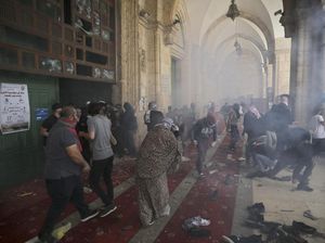 Warga Palestina Berlindung di Masjid Al-Aqsa dari Bentrokan