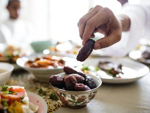 Penjual Ayam Geprek Saingan hingga Buka Puasa Sesuai Sunnah Rasulullah SAW Penjual Ayam Geprek Saingan hingga Buka Puasa Sesuai Sunnah Rasulullah SAW