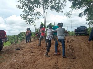 Camat Tenggarong Kaltim Babak Belur Dianiaya Penambang Ilegal Camat Tenggarong Kaltim Babak Belur Dianiaya Penambang Ilegal