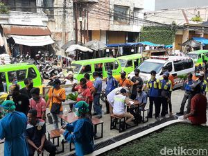 Petugas Lakukan Tes Swab Acak ke Jukir-Kuli Angkut di Pasar Anyar Bogor Petugas Lakukan Tes Swab Acak ke Jukir-Kuli Angkut di Pasar Anyar Bogor