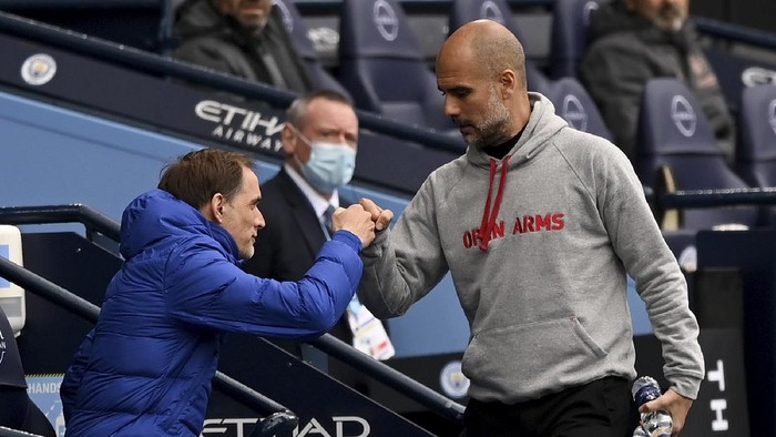thomas tuchel pep guardiola manchester city chelsea liga inggris premier league Chelseas head coach Thomas Tuchel, left, and Manchester Citys head coach Pep Guardiola chat before the start of the English Premier League soccer match between Manchester City and Chelsea at the Etihad Stadium in Manchester, Saturday, May 8, 2021.(Shaun Botterill/Pool via AP)