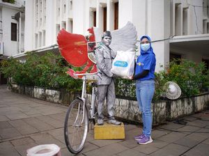 tiket.com Bagikan Sembako ke Pekerja Pariwisata di Kota Tua Jakarta