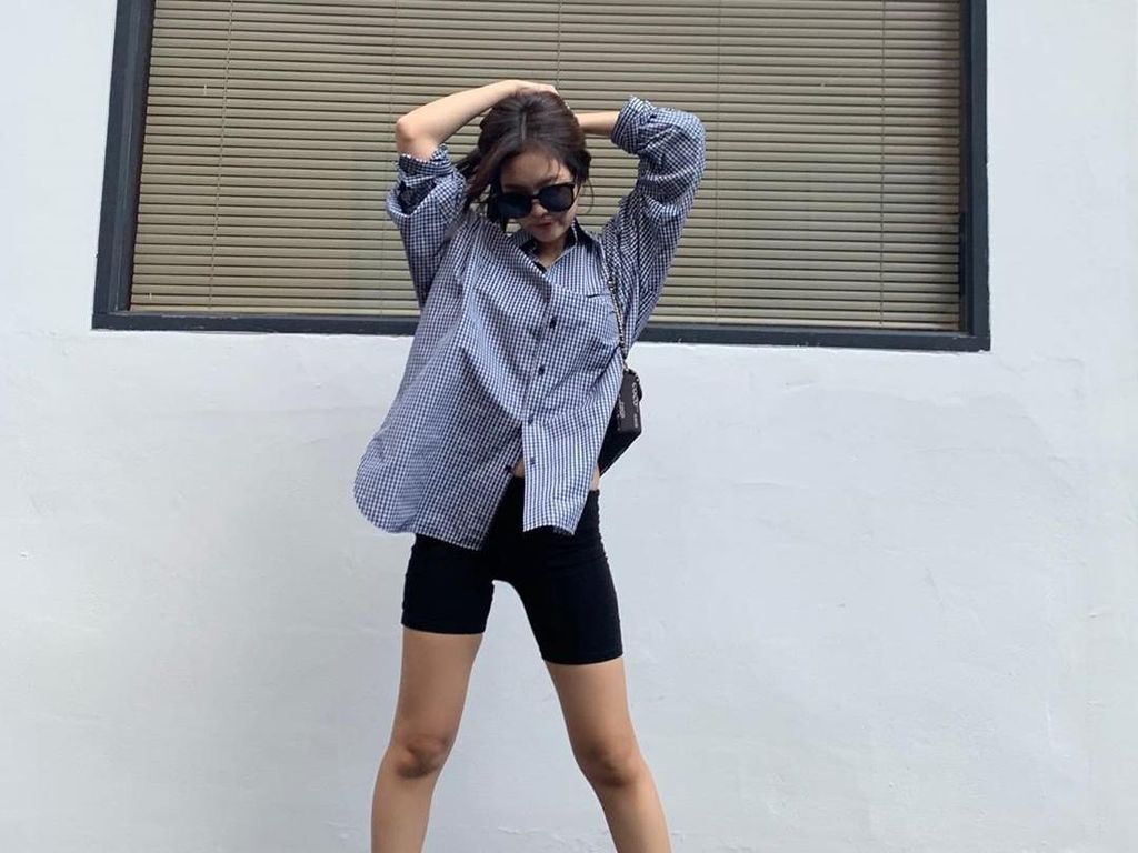 Gaya Jennie BLACKPINK dan 10 Idol KPop Pakai Celana Biker, Tren di Korea Gaya Jennie BLACKPINK dan 10 Idol KPop Pakai Celana Biker, Tren di Korea