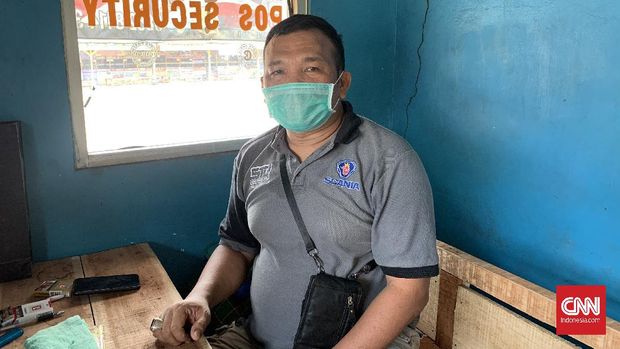 Naeik, koordinator lapangan bus AKAP di Terminal Pondok Pinang