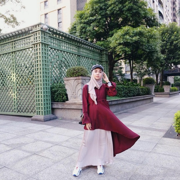 5 Inspirasi Outfit Maroon untuk Hijabers, Sukses Tampil Elegan dan Stunning