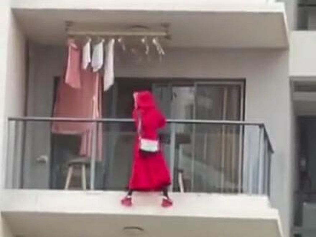 Viral Video Wanita Berjoget & Jatuh Dari Lantai 25, Ada Fakta Aneh di Baliknya Viral Video Wanita Berjoget & Jatuh Dari Lantai 25, Ada Fakta Aneh di Baliknya