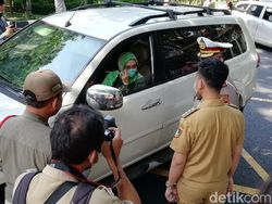 Saat Dosen di Solo Tantang Gibran Debat Jalanan di Lokasi Penyekatan