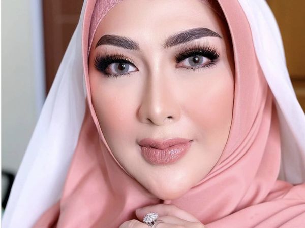 8 Gaya Yuni Rahma, Istri Bupati Nganjuk yang Suaminya Ditangkap KPK