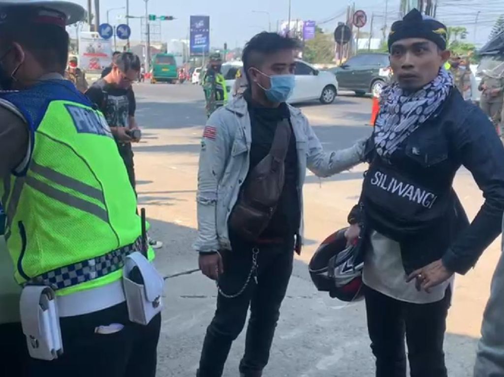 Kena Penyekatan di Padalarang, Pemudik Kesurupan: Ieu Wilayah Aing! Kena Penyekatan di Padalarang, Pemudik Kesurupan: Ieu Wilayah Aing!