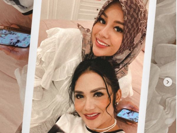7 Gaya Aurel Berhijab Buka Puasa Bareng Krisdayanti, Dikomentari Raul Lemos
