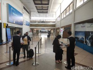 Penumpang di Bandara Juanda Sepi Selama Masa Larangan Mudik 2021 Penumpang di Bandara Juanda Sepi Selama Masa Larangan Mudik 2021