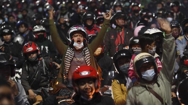 Pemudik menggunakan sepeda motor terjebak kemacetan saat melintasi posko penyekatan mudik di Kedungwaringin, Kabupaten Bekasi, Jawa Barat, Senin (10/5/2021). Petugas gabungan memutar balikan ribuan pemudik yang melintasi pos penyekatan perbatasan Bekasi -Karawang, Jawa Barat. ANTARA FOTO/Wahyu Putro A/pras.