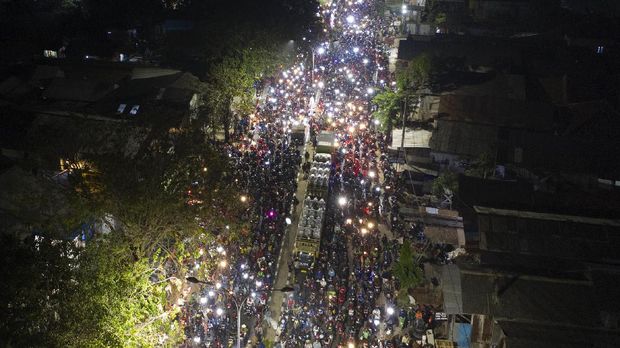 Pemudik sepeda motor terjebak kemacetan saat melintasi posko penyekatan mudik di Kedungwaringin, Kabupaten Bekasi, Jawa Barat, Selasa (11/5/2021) dini hari. Petugas gabungan memutar balikan ribuan pemudik yang melintasi pos penyekatan perbatasan Bekasi -Karawang, Jawa Barat. ANTARA FOTO/Wahyu Putro A/pras.