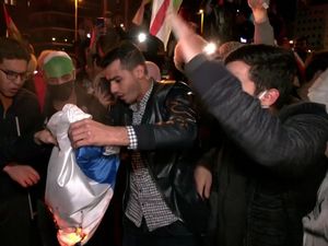 Demonstran di Turki Bakar-Injak Bendera Israel