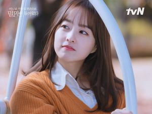 Park Bo Young Sebut Karakternya Relatable, Bikin Haru di Doom at Your Service Park Bo Young Sebut Karakternya Relatable, Bikin Haru di Doom at Your Service