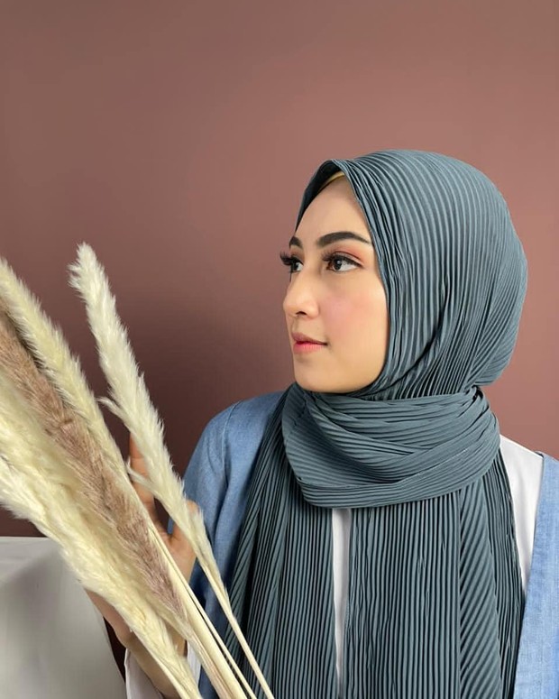 Dua sisi menjuntai ke depan