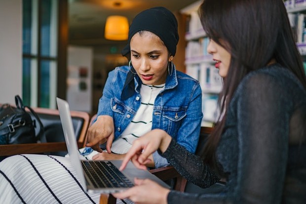 wanita sedang bekerja