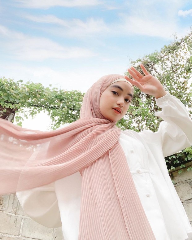 Foto: instagram.com/oliviafindas pashmina plisket