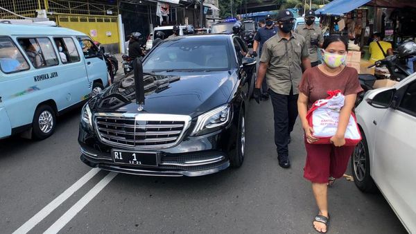 Foto: Jokowi Bagi-bagi Sembako di Jakarta