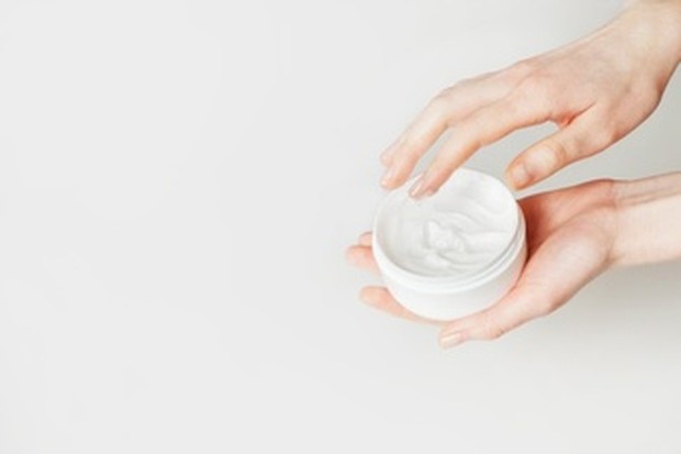 Gunakan pelembab wajah