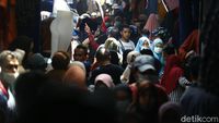H-2 Lebaran, PKL di Pasar Tanah Abang Masih Ramai