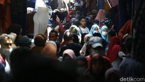 H-2 Lebaran, PKL di Pasar Tanah Abang Masih Ramai