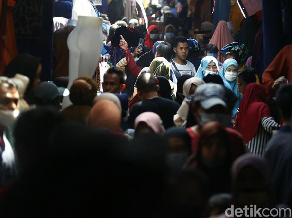 H-2 Lebaran, PKL di Pasar Tanah Abang Masih Ramai