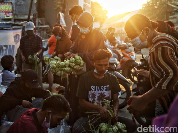 Hiruk Pikuk Warga Pesisir Jakarta Bersiap Sambut Lebaran