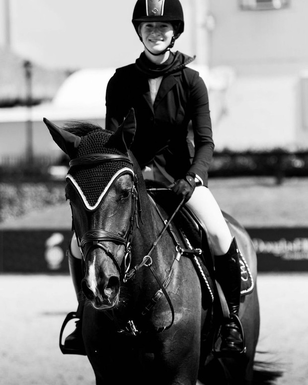 Jennifer Gates pandai Berkuda