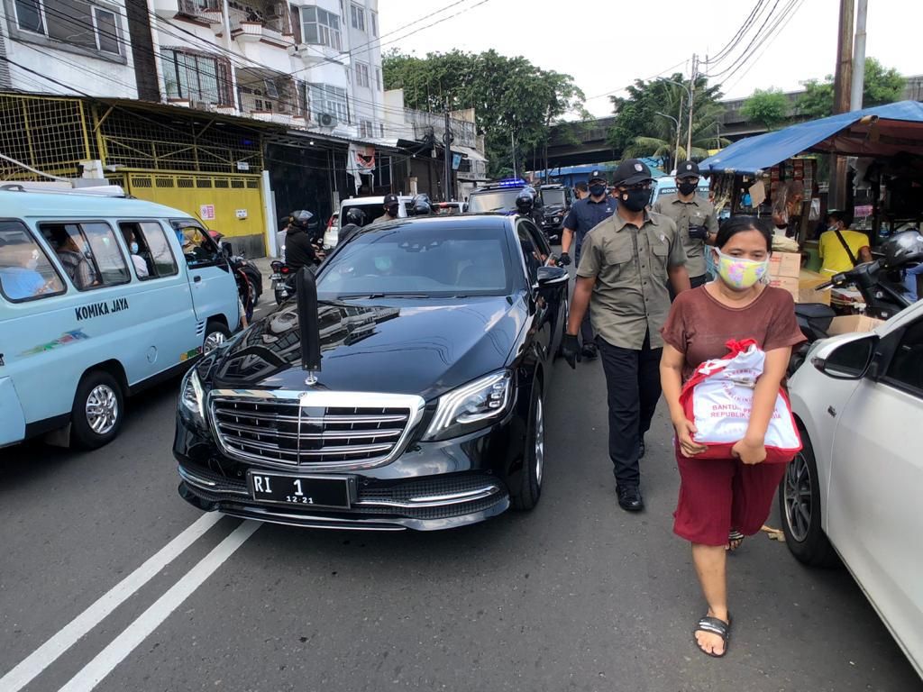 Tinjau Situasi Jakarta Jelang Lebaran, Jokowi Bagikan Sembako ke Warga Tinjau Situasi Jakarta Jelang Lebaran, Jokowi Bagikan Sembako ke Warga