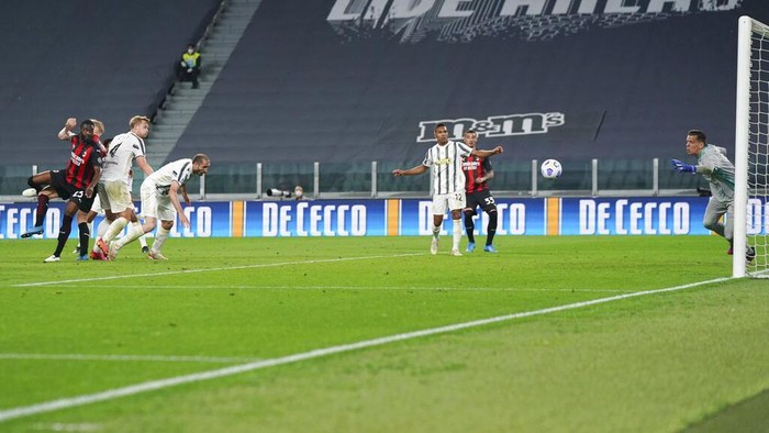 Milans Fikayo Tomori, left, scores a goal during the Italian Serie A soccer match between Juventus and Milan, at the Juventus Stadium, in Turin, Italy, Sunday, May 9, 2021. (Spada/LaPresse via AP)