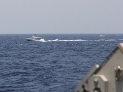 Kapal AS Lepas 30 Tembakan Peringatan ke Kapal Iran di Selat Hormuz