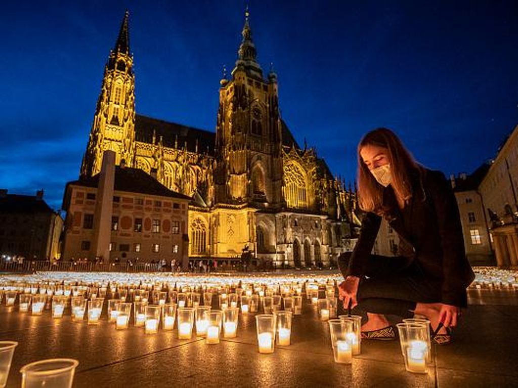 Kelap-kelap Lilin di Kastil Praha Untuk Korban Corona
