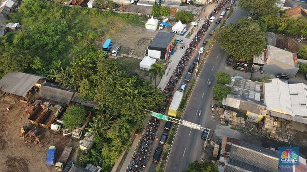 kemacetan di pos penyekatan, Jalur Pantura Kedung Waringin, perbatasan Kabupaten Bekasi-Karawang, Senin (10/5/2021).  Dari info nan didpat dari jam 8.00 wib hingga 15.00 wib sebayak 512 kendaraan nan telah diputar balik.  (CNBC Indonesia/Andrean Kristianto)