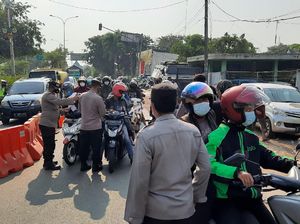 Tak Tanggung-tanggung, Polisi Hadang Kendaraan Masuk DKI Pakai Barakuda dan Panser Anoa Tak Tanggung-tanggung, Polisi Hadang Kendaraan Masuk DKI Pakai Barakuda dan Panser Anoa