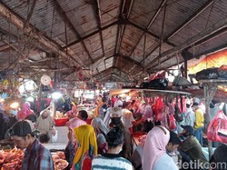 Lapak Daging di Pasar Minggu Padat Pembeli, Tak Ada Jaga Jarak