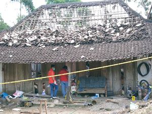 Penampakan Rumah Rusak Dampak Petasan Meledak Tewaskan 2 Orang di Tulungagung Penampakan Rumah Rusak Dampak Petasan Meledak Tewaskan 2 Orang di Tulungagung