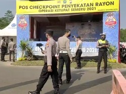 Sebuah Mobil Terobos Penyekatan di Exit Tol Malang, Nyaris Tabrak Polisi
