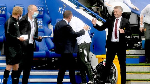 LEICESTER, ENGLAND - JULY 26: Brendan Rodgers, Manager of Leicester City greets Ole Gunnar Solskjaer, Manager of Manchester United prior to the Premier League match between Leicester City and Manchester United at The King Power Stadium on July 26, 2020 in Leicester, England.Football Stadiums around Europe remain empty due to the Coronavirus Pandemic as Government social distancing laws prohibit fans inside venues resulting in all fixtures being played behind closed doors. (Photo by Michael Regan/Getty Images)