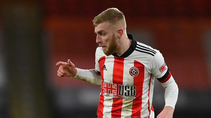 SHEFFIELD, ENGLAND - FEBRUARY 07:  Oli McBurnie of Sheffield United in action during the Premier League match between Sheffield United and Chelsea at Bramall Lane on February 07, 2021 in Sheffield, England. Sporting stadiums around the UK remain under strict restrictions due to the Coronavirus Pandemic as Government social distancing laws prohibit fans inside venues resulting in games being played behind closed doors. (Photo by Clive Mason/Getty Images)