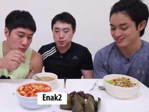 Seru! Oppa-Oppa Korea Ini Coba Takjil untuk Pertama Kalinya