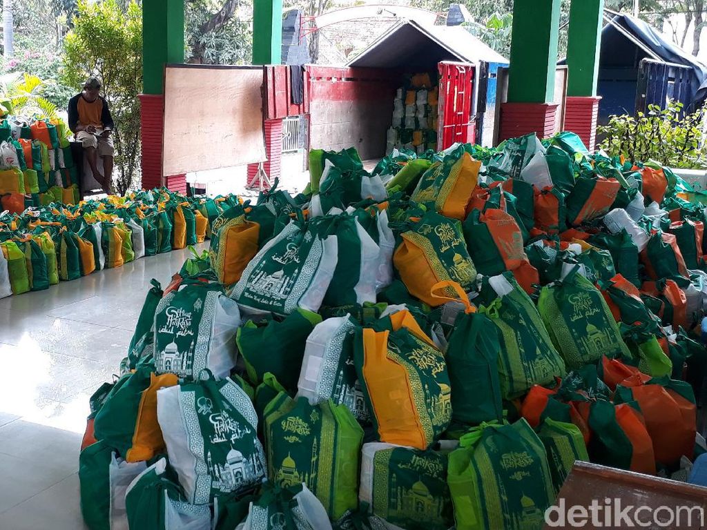 29.005 Paket Bansos Dibagikan ke Personel Pemutus Rantai COVID-19 Bojonegoro 29.005 Paket Bansos Dibagikan ke Personel Pemutus Rantai COVID-19 Bojonegoro