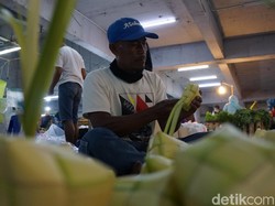 Pedagang Bungkus Ketupat di Bandung Raup Cuan Rp 1 Juta Per Hari