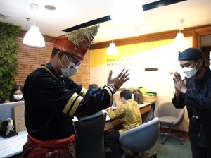 Pegawainya Tak Bisa Mudik, Sandiaga Hadiahkan Pakaian Adat Khas Sumbar
