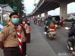 Kisah Pelajar di Bekasi Totalitas Bantu Polisi Sekat Pemudik