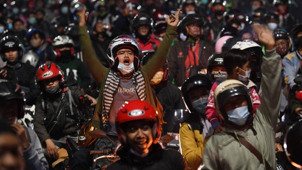 Pemudik sepeda motor terjebak kemacetan saat melintasi posko penyekatan mudik di Kedungwaringin, Kabupaten Bekasi, Jawa Barat, Selasa (11/5/2021) dini hari. Petugas gabungan memutar balikan ribuan pemudik yang melintasi pos penyekatan perbatasan Bekasi -Karawang, Jawa Barat. ANTARA FOTO/Wahyu Putro A/pras.