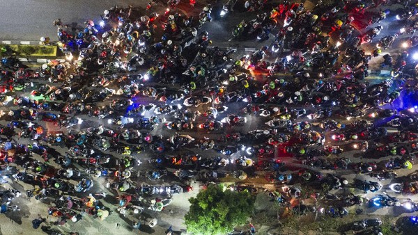 Pemudik sepeda motor terjebak kemacetan saat melintasi posko penyekatan mudik di Kedungwaringin, Kabupaten Bekasi, Jawa Barat, Selasa (11/5/2021) dini hari. Petugas gabungan memutar balikan ribuan pemudik yang melintasi pos penyekatan perbatasan Bekasi -Karawang, Jawa Barat. ANTARA FOTO/Wahyu Putro A/pras.