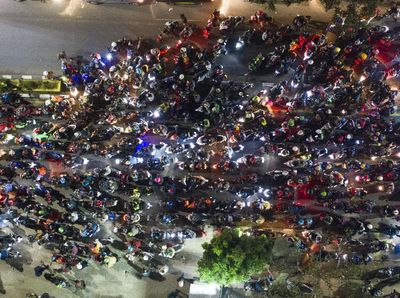 Foto: Ribuan Pemudik Kembali Terjebak Macet di Pos Penyekatan Bekasi