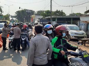 Curhat Pemudik Diputar Balik di Bekasi: Saya Kangen Orang Tua Curhat Pemudik Diputar Balik di Bekasi: Saya Kangen Orang Tua